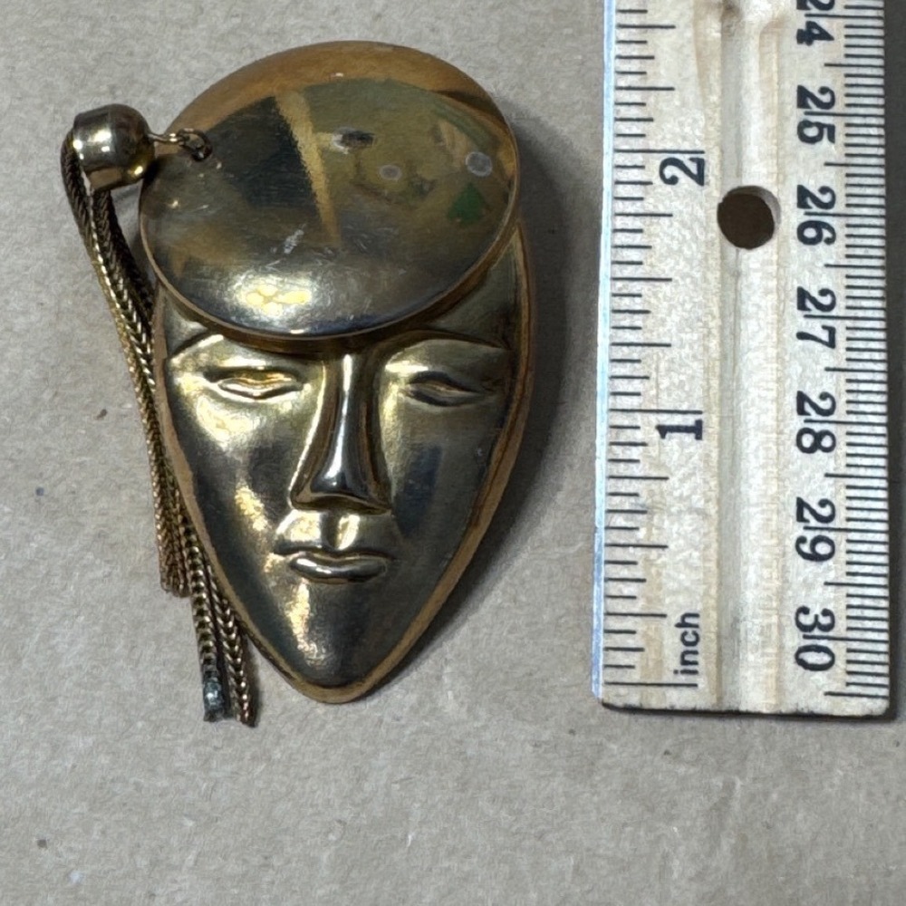Vintage Gold Tone Mask Brooch Dimensional Face Pin Tassel Dangle Venetian Modern - Picture 9 of 10